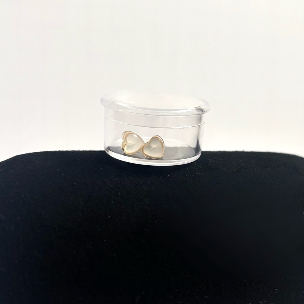 V stud earrings (14k gold-plated stainless steel) - Picture 5 of 5